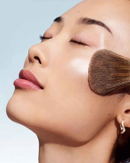True Highlight™ Weightless Face Glow Illuminator - US 8400
